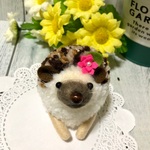 お顔の黒い子☆ハリネズミぬいぐるみ☆ブラウン(ピンクのお花付き)
