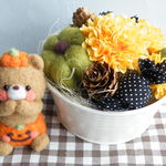 ハロウィンのくまちゃんとバケツフラワーアレンジ
