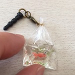 袋入り金魚  スマホピアス