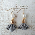 グレーの花びらタッセルとコットンパールのピアス/イヤリング