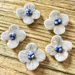 小さなお花のブローチ（白黒)