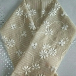 ベージュに白い花の刺繍の半襟