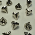 メタル スタッズ 円錐 円すい 縫付け用 銀 11mm 15個 アクセサリーパーツ ビーズクラブ [4582434328265]