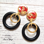 【送料無料】レッドコーラルと煌めくラメ 大ぶりウッドリング Clock Ring ピアス 樹脂ピアス イヤリング 18kgp