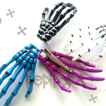 【２セット購入で送料無料】おもしろクリップ スケルトン ガイコツ 骨の手 ヘアアクセサリー デコ土台 ハロウィン ４カラー