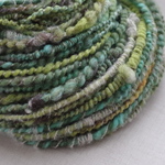 手つむぎ変わり糸〜textured yarn〜 アートヤーン  ハンドスパン　緑系　#2209