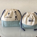お弁当・コップ袋セット 男の子【麦わら帽子の男の子・パンとコーヒー】ブルーグリーンストライプ
