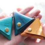 ミニ△三角コインケース／手染め革のキーホルダー