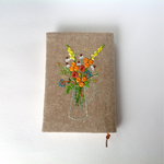 花の刺繍のブックカバー