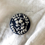 クラッシックな秋の刺繍ブローチ  ヘアゴム🌹 ネイビー