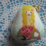 洋ナシ形のマカロンケース　(マーメイド)