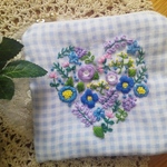 [値下げ❤]刺繍入りポーチ（ハート･花柄ブルー系）**送料無料**