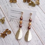 ブラウンbeadsと木の葉のイヤリング(ピアス)