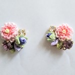 牡丹とビジューの小さなピアス。つまみ細工。