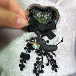 黒のレースヒラヒラハートとブラタンちゃんのダブルブローチ
