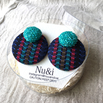 ネイビーくるみボタンとターコイズのビーズ刺繍ピアス