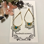 ターコイズ×白ピアス