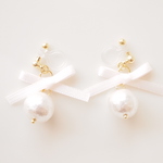 "for you"　pure　white　リボンとパール　ゆれる樹脂ノンホールイヤリング　