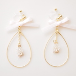 214*"for you"　pure　white　♪　リボンとジルコニア小花　ゆれるしずくフープ樹脂ノンホールイヤリング　