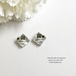 モノトーンのシンプルピアス/イヤリグ