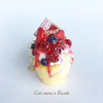 ストロベリーカップケーキのバッグチャーム