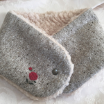 ネックウォーマー ベージュ 赤花刺繍