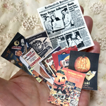 ハロウィーンの英字新聞と広告のセット