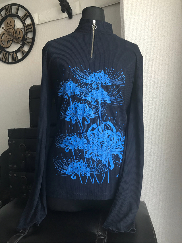 青彼岸花ジップハイネックカットソー