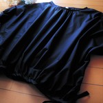 「秋色の夏服」インしなくてOK!ふんわりブラウス　ブラック　フリー 