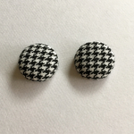黒×白くるみボタンピアス／イヤリング