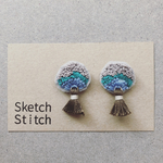 ash gray×olive刺繍ピアス