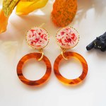べっ甲と赤ピンクの花びらのピアス