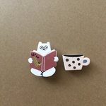 陶器風ブローチ(読書の秋の夜更かしクマさん？)