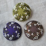 「白い花のリース」刺繍のブローチ