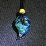 ガラスの勾玉ペンダント　BG-1
