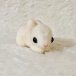 うさぎ見つめるブローチ（白うさぎ）｜羊毛フェルト 