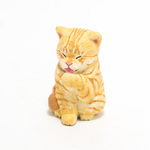 コルクの毛づくろい茶トラ猫