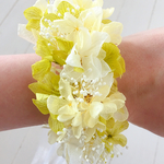 黄色と黄緑と白の紫陽花とかすみ草のリストレット