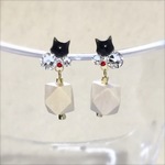 ホワイトウッドとビジューの猫ピアス（黒猫・ゴールド）
