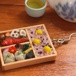 栗のお赤飯と秋鮭のお弁当　片耳ピアス