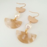 ⚫ハンドメイドピアス･イヤリン*ベージュ×変形パール風×ベージュべっ甲風半月パーツ