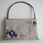 持ち手付き刺繍のポーチ（ネイビーの花）