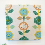 ブロックフラワー（オフホワイト）のファブリックパネル  25cm×25cm 