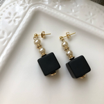ころんとブラックビーズとパールゴールドのピアス