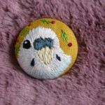 刺繍　セキセイインコ　ブローチ　くるみボタン　鳥