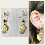 031  個性がキラリ☆ イエロー系マーブルチャームのピアス