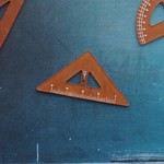 三角定規のブローチ（二等辺△）