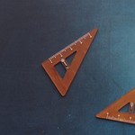 三角定規のブローチ（直角△）