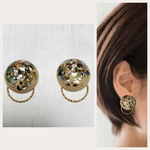 054 ベージュシェルカボションとゴールドリングのピアス