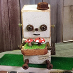 のこのこ堂オリジナルキノコを持った白いロボットちゃん